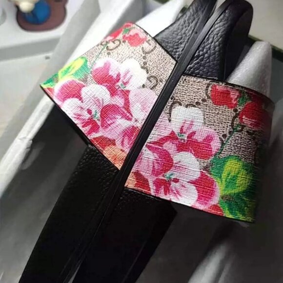 Gucci GG Supreme Floral Slide Sandals - Picture 2 of 4